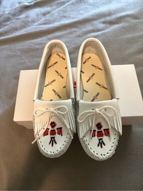 New Minnetonka White Beaded Fringe Moccasins with Red and Black Accents
